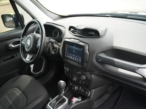 Used 2018 Jeep Renegade Latitude w/ Cold Weather Group AWD/4WD image 15