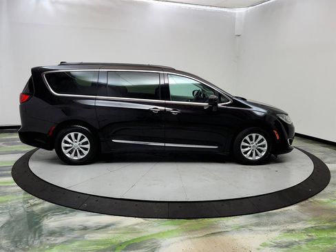 Used 2017 Chrysler Pacifica Touring-L w/ 13 Speaker Alpine Sound Group FWD image 4