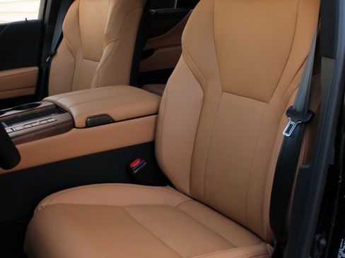 Used 2026 Lexus LX 700h Luxury image 9