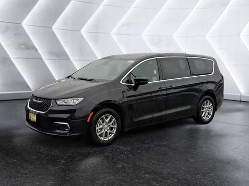 New 2026 Chrysler Pacifica Select image 2