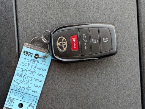 Used 2024 Toyota Highlander XLE AWD/4WD image 36