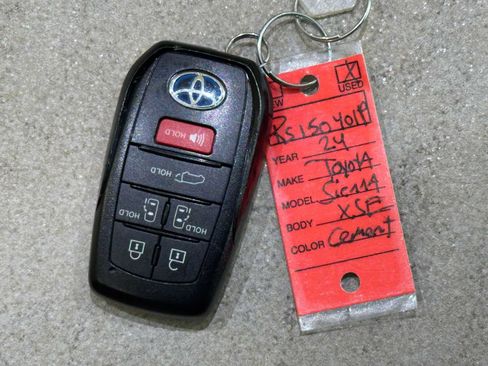 Used 2024 Toyota Sienna XSE AWD/4WD image 32