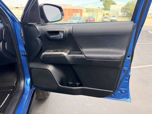 Used 2017 Toyota Tacoma TRD Off-Road AWD/4WD image 39