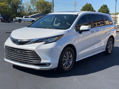 Used 2023 Toyota Sienna XLE image 4