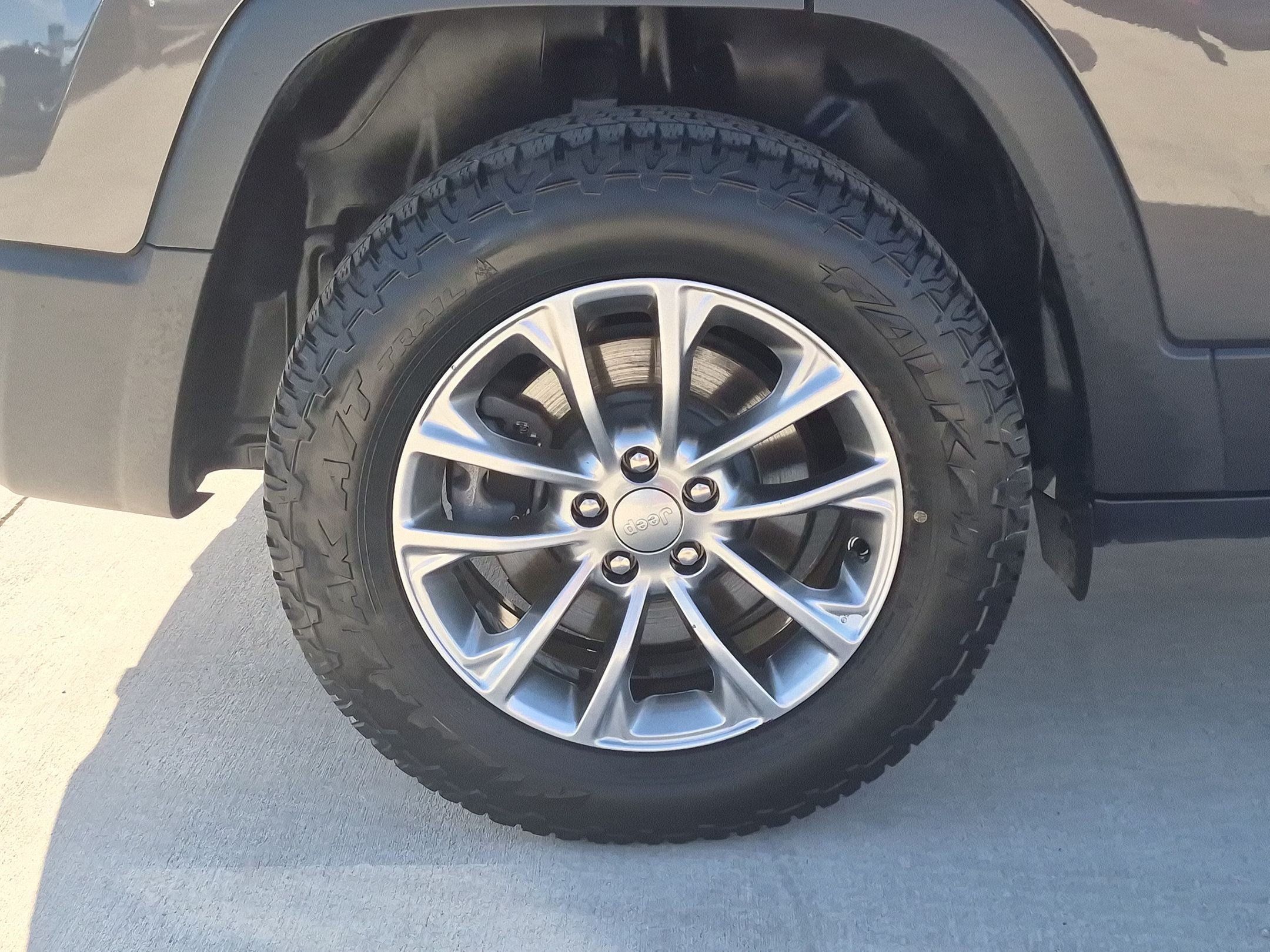 Used 2019 Jeep Cherokee Latitude Plus w/ Comfort/Convenience Group AWD/4WD image 13