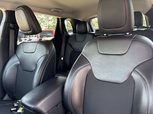 Used 2019 Jeep Cherokee Latitude Plus w/ Comfort/Convenience Group FWD image 20