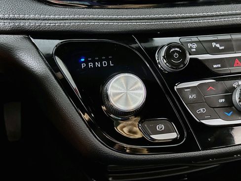 Used 2023 Chrysler Pacifica Touring-L w/ S Appearance Package FWD image 18