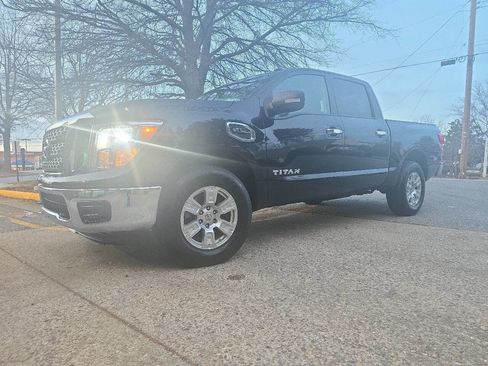 Used 2017 Nissan Titan SV image 25
