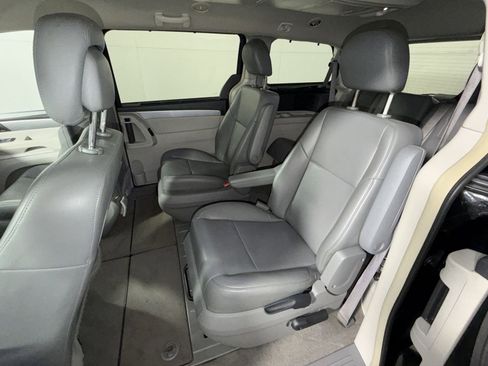 Used 2011 Volkswagen Routan SE image 22