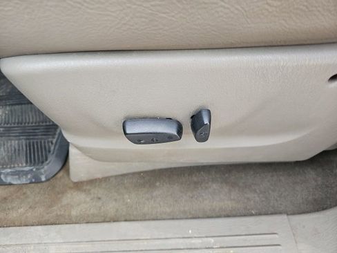 Used 2003 Chrysler Town & Country Limited image 30