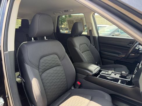 Used 2025 Nissan Pathfinder SV FWD image 38