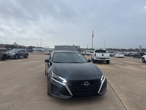 Certified 2023 Nissan Altima 2.5 SV w/ SV Premium Package image 3