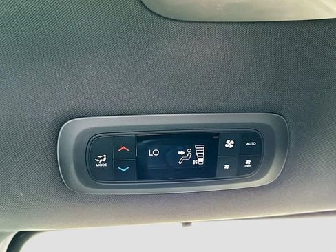 New 2025 Chrysler Pacifica Select w/ Fav Edition Package image 17