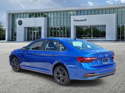 Used 2023 Volkswagen Jetta SE w/ Panoramic Sunroof Package FWD image 4