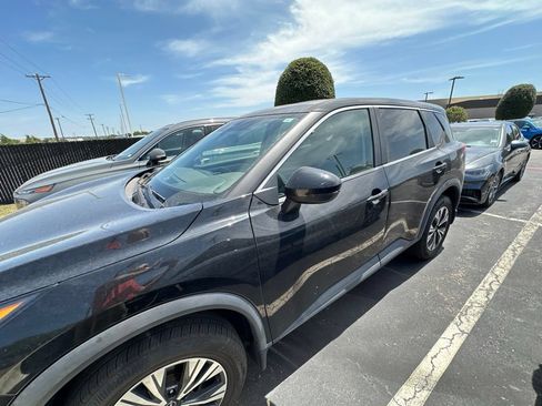 Used 2023 Nissan Rogue SV FWD image 2