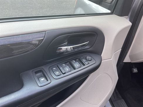 Used 2013 Dodge Grand Caravan SXT w/ Rear Park Assist Pkg FWD image 17