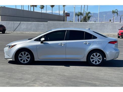 Used 2022 Toyota Corolla LE FWD image 2