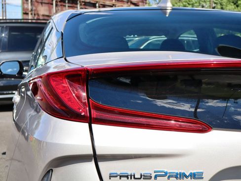 Used 2017 Toyota Prius Prime Premium w/ Preferred Accessory Package FWD image 13