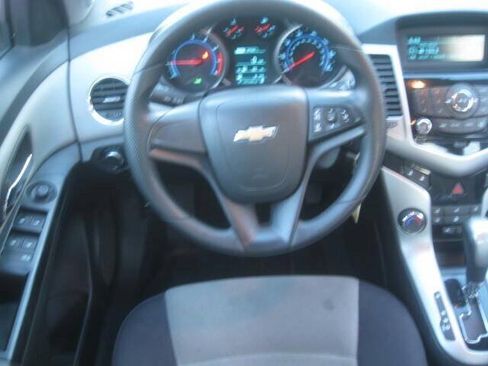 Used 2014 Chevrolet Cruze LS FWD image 10