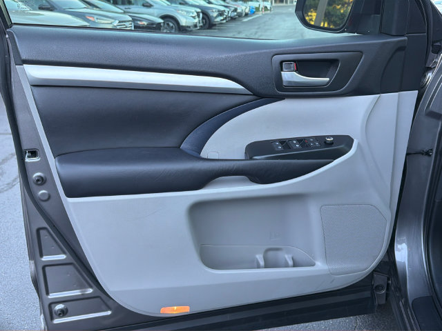 Used 2016 Toyota Highlander XLE FWD image 9