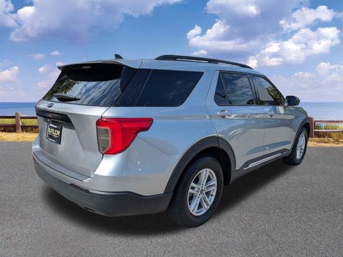 Used 2024 Ford Explorer XLT RWD image 8