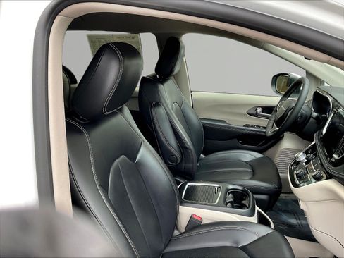 Used 2023 Chrysler Pacifica Touring-L FWD image 29