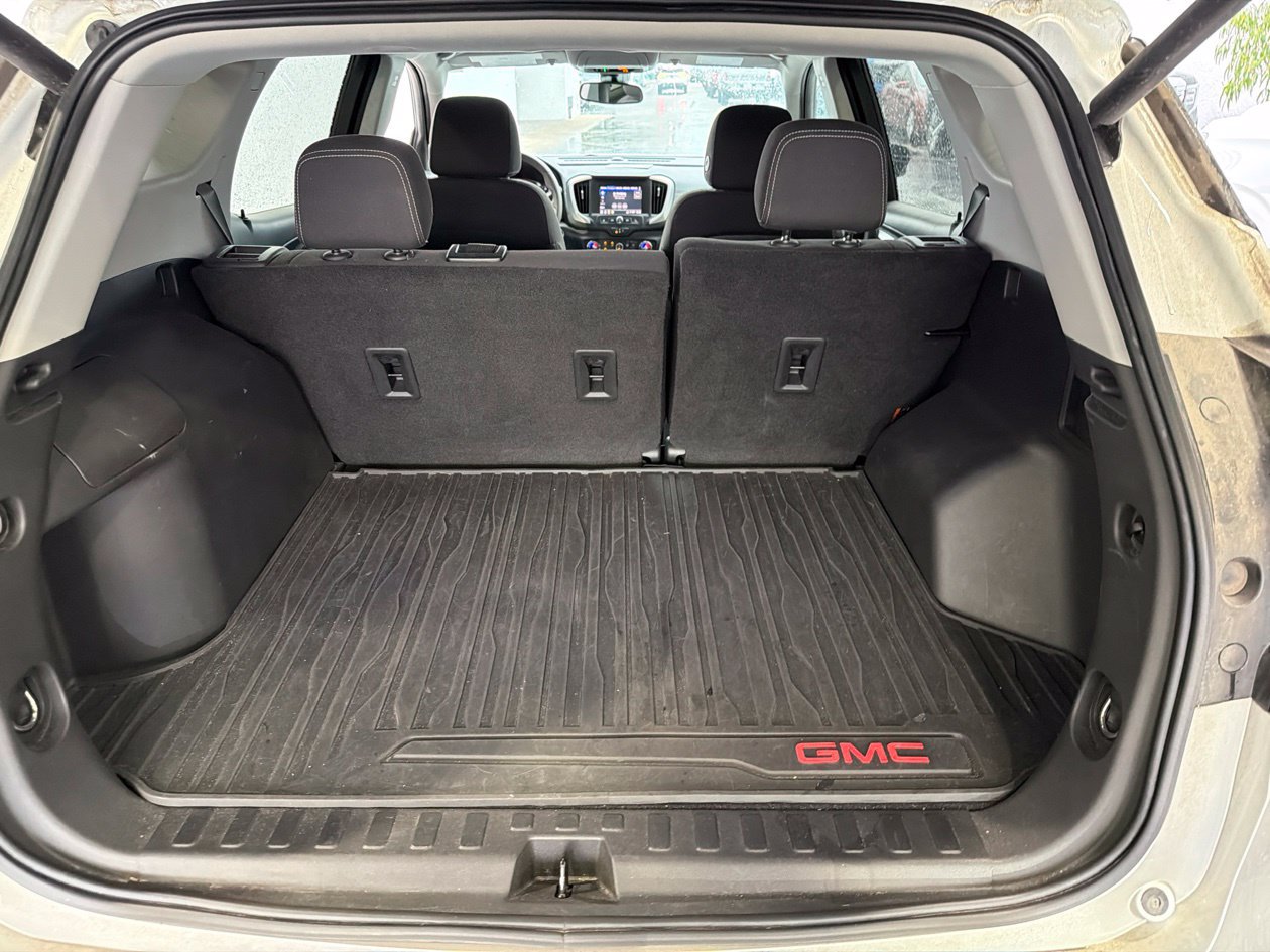 Used 2022 GMC Terrain SLE w/ Driver Convenience Package FWD image 4