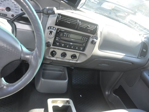 Used 2004 Ford Explorer Sport Trac XLT image 27