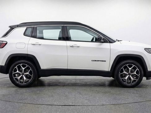 Used 2025 Jeep Compass Limited image 11