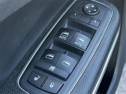 Used 2017 Chrysler 300 C image 26