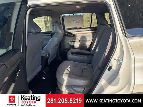 Used 2025 Toyota Highlander Limited image 9