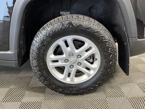 Used 2023 Jeep Grand Cherokee Laredo AWD/4WD image 10