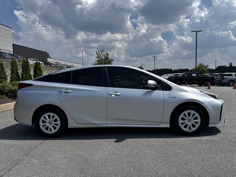 Used 2022 Toyota Prius LE FWD image 12