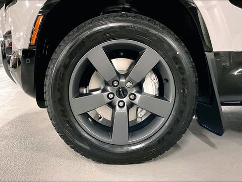 New 2026 Land Rover Defender 110 X-Dynamic SE image 10