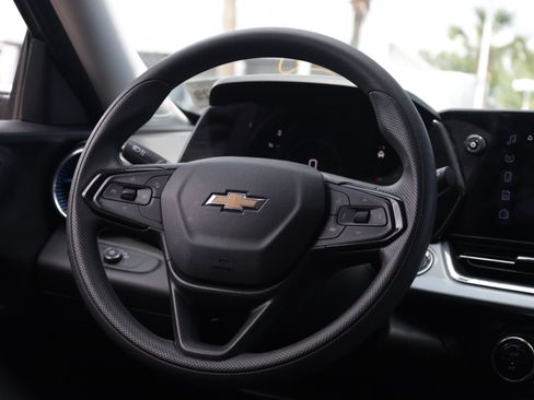 Used 2025 Chevrolet Trax LT FWD image 7