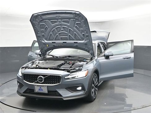 Used 2024 Volvo V60 B5 Cross Country Ultimate image 54