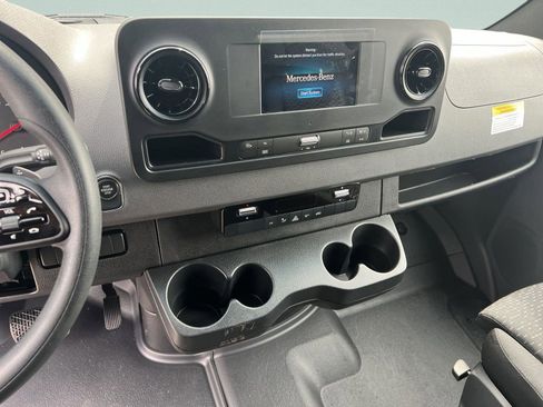 Used 2024 Mercedes-Benz Sprinter 2500 image 33