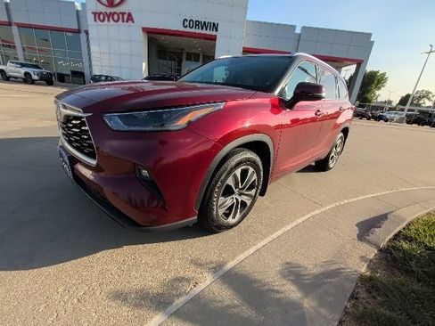 Used 2021 Toyota Highlander XLE AWD/4WD image 7