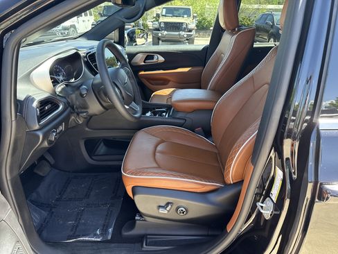 Used 2024 Chrysler Pacifica Pinnacle FWD image 16