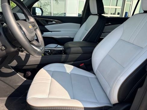 Certified 2025 Chevrolet Traverse High Country FWD image 12