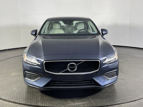 Used 2020 Volvo S60 T6 Momentum image 2