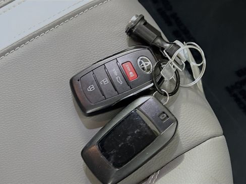 Used 2025 Toyota Camry SE w/ Convenience Package FWD image 36