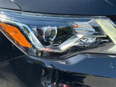 Used 2020 Nissan Pathfinder S image 28