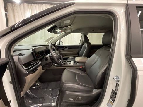 Used 2025 Kia Carnival FWD image 10