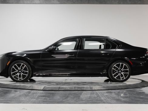 Used 2023 BMW 760i xDrive w/ Executive Package image 21