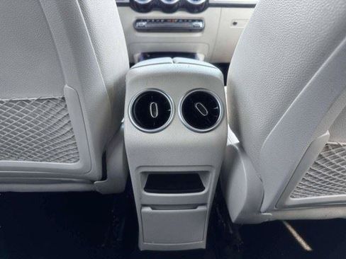 Used 2025 Mercedes-Benz GLB 250 image 35