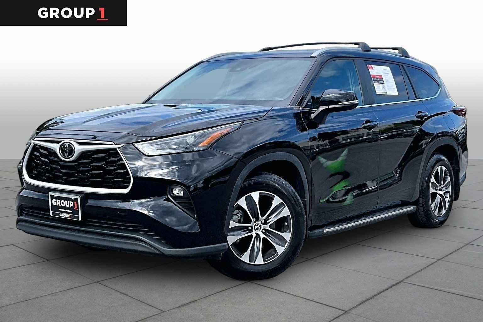 Used 2024 Toyota Highlander XLE FWD image 1