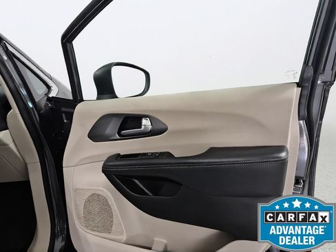 Used 2023 Chrysler Pacifica Touring-L FWD image 32