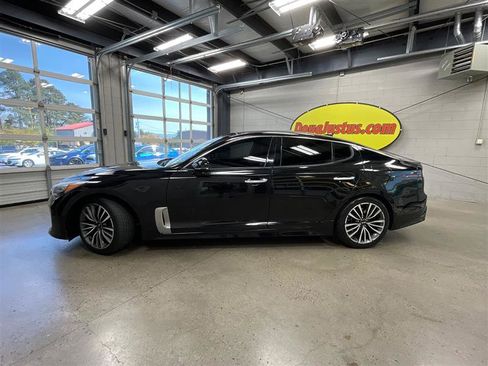 Used 2018 Kia Stinger Premium RWD image 2