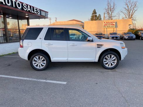 Used 2013 Land Rover LR2 HSE AWD/4WD image 2